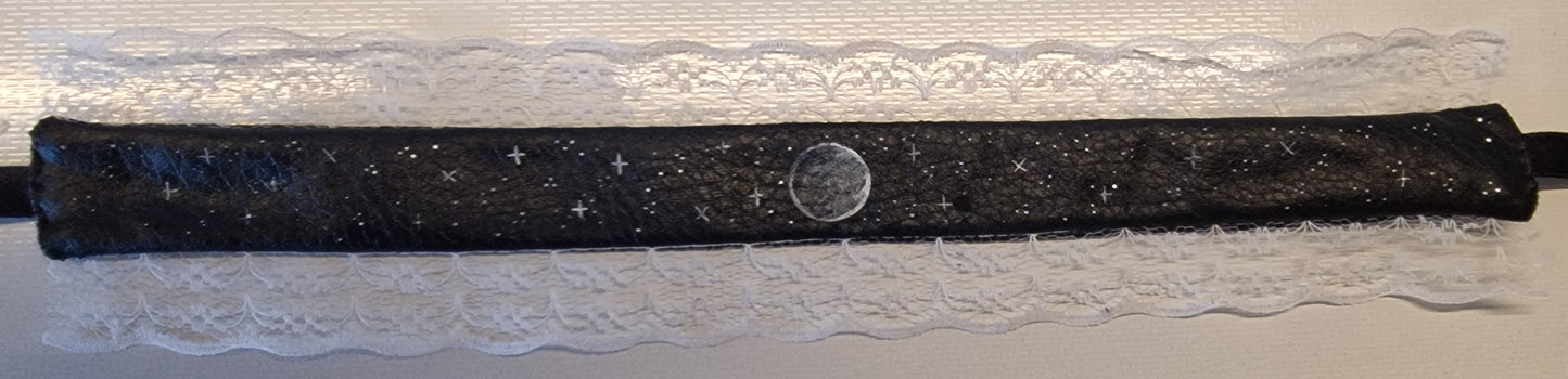 Moon choker