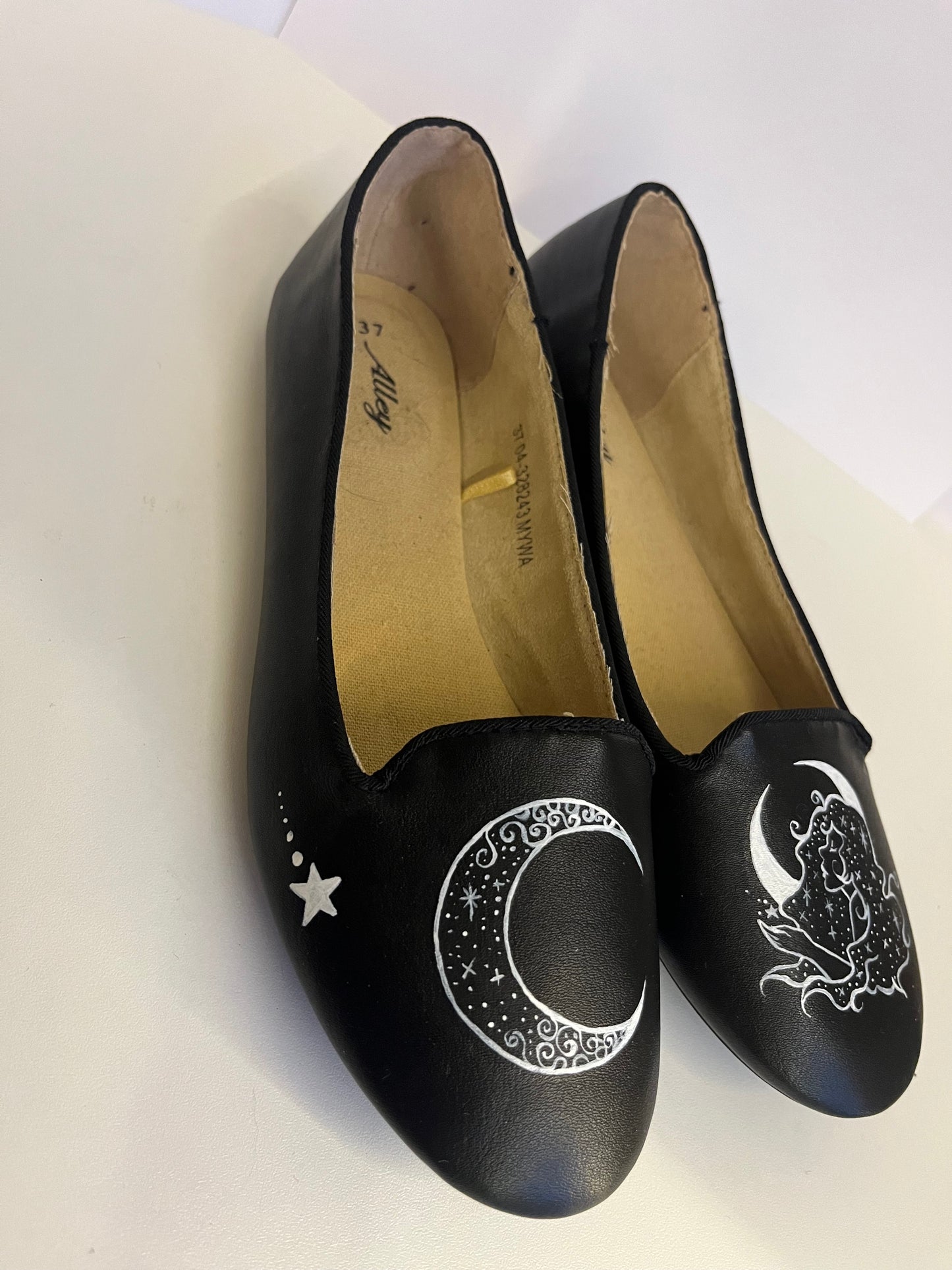 Moon Goddess Flats (Size: EU37)